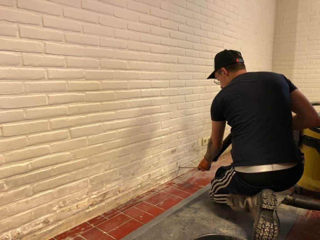 Injecteren van optrekkend vocht in muur om vochtproblemen te verhelpen.