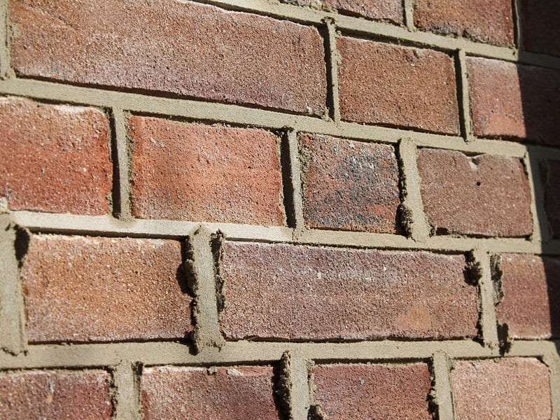 Bakstenen gevel met knipvoeg na professionele gevelrenovatie