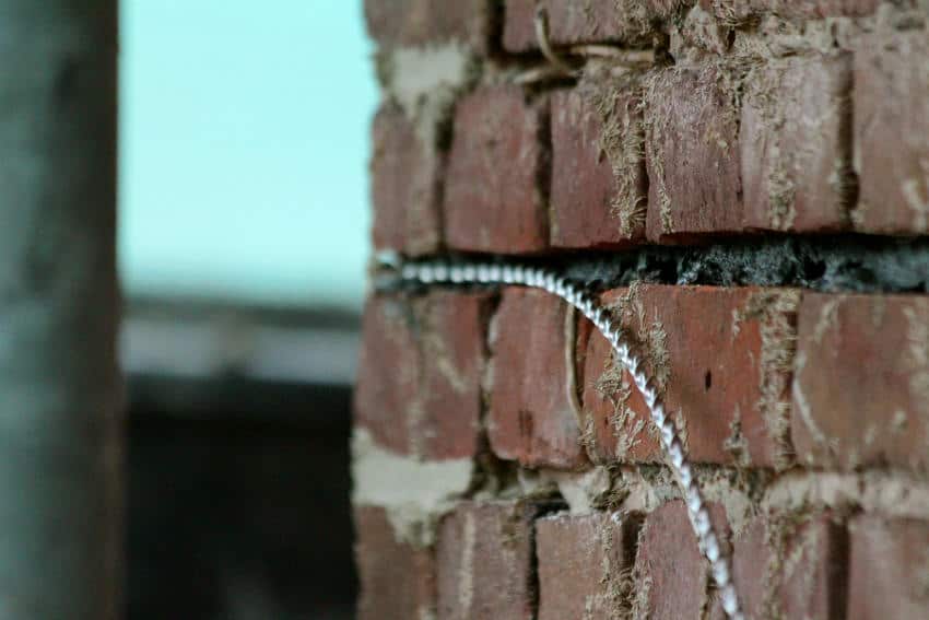 Gevel reparatie met staalverankering voor het herstellen van scheuren in metselwerk