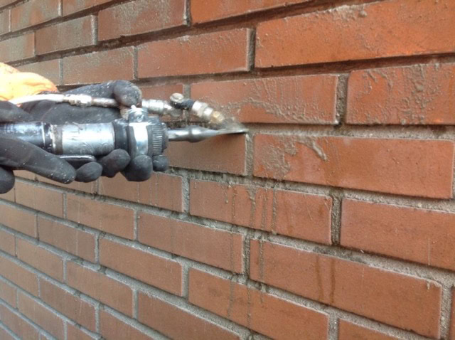 Voegen uithakken bij gevelrenovatie door professioneel voegbedrijf