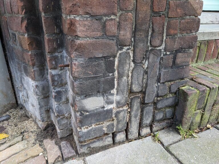 Een muur die iemand heeft ingespoten en wat aan het intrekken is.