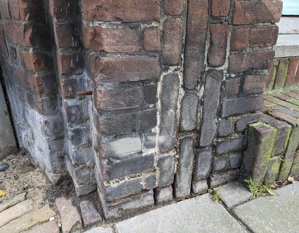 Een muur die iemand heeft ingespoten en wat aan het intrekken is.