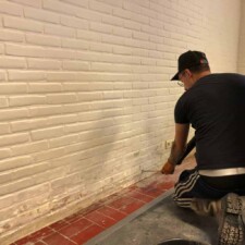 Injecteren van optrekkend vocht in muur om vochtproblemen te verhelpen.